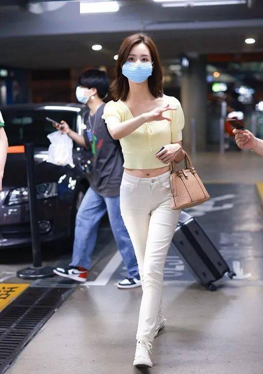 陈都灵也是小腰精穿露脐装凹出窈窕曲线身材比例是真的好