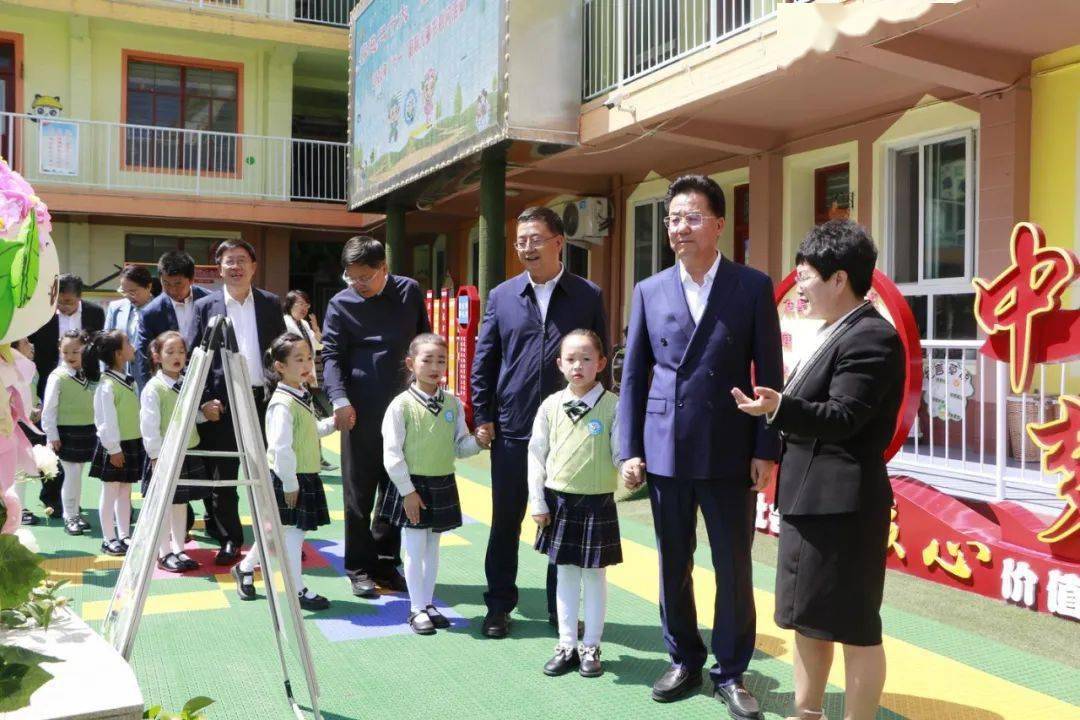 随后,戴超,汪尚学,李斌一行来到安定区幼儿园.