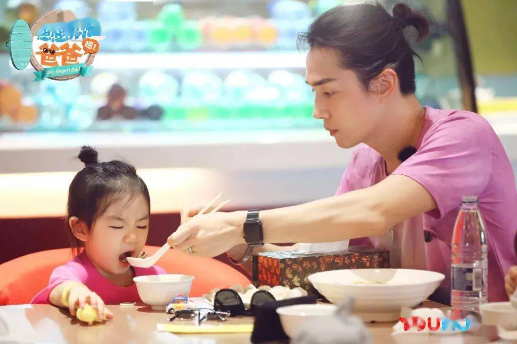李承铉照顾孩子有多细心,从2019年他带女儿lucky上亲子节目就能看得