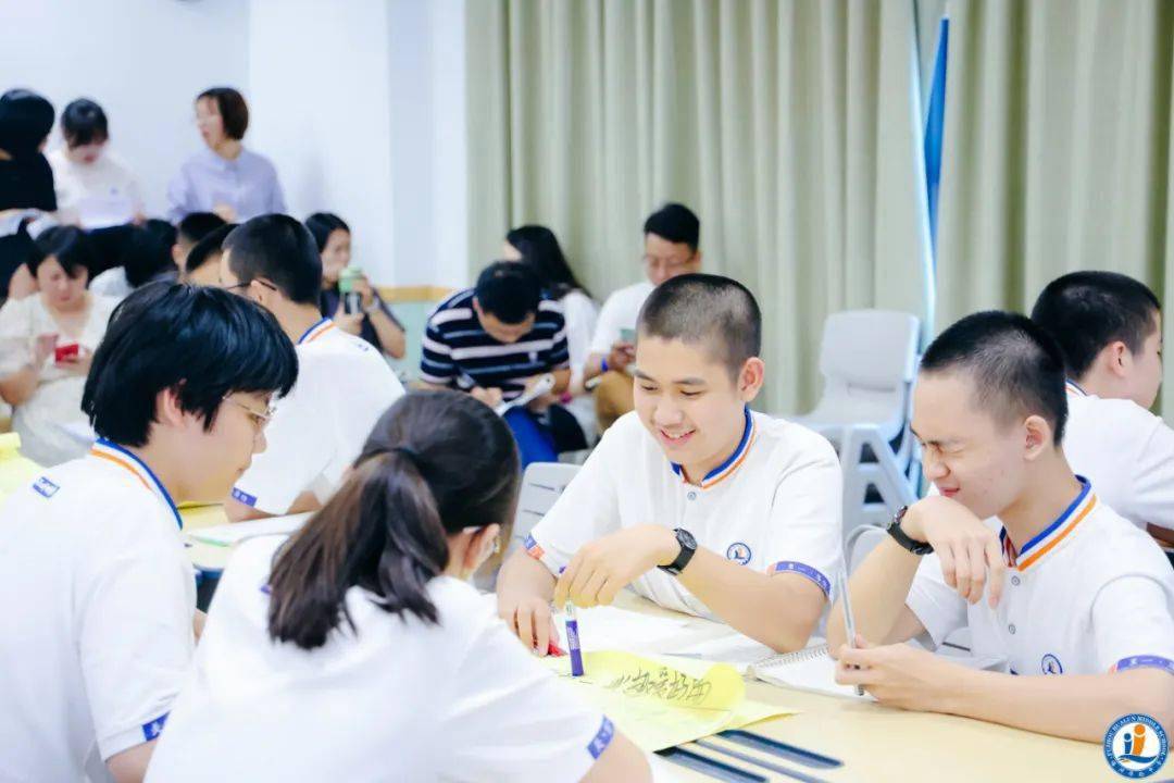 班会在班主任魏铭辉老师的总结中进入尾声.