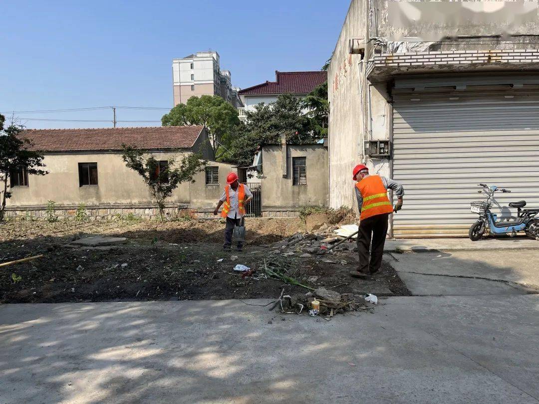 碧溪街道"小蜜蜂"志愿者来到东张首末站进行垃圾分类宣传教育,让民众