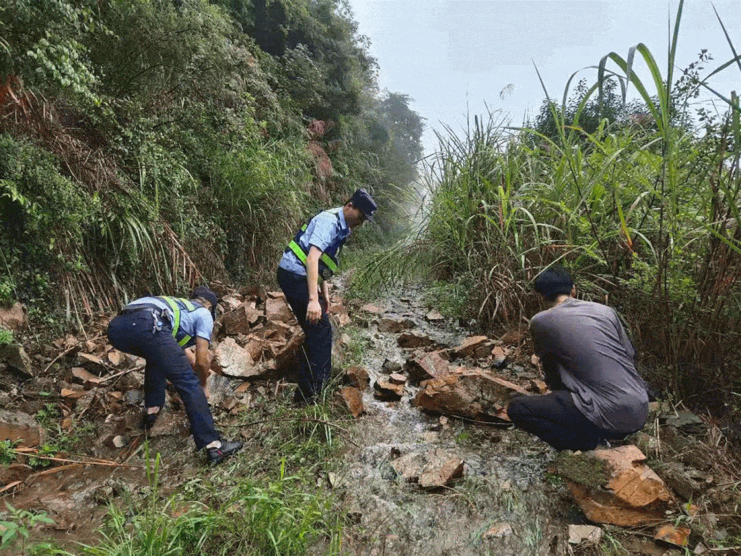 暴雨来袭 浦城全警赴一线抗洪保安全_群众_工作_石陂