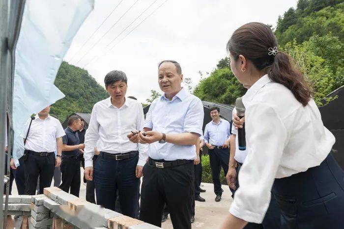 厅发展规划处处长孙智峰主持会议,商洛市市委常委,副市长李波致辞.