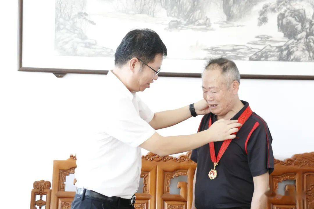 书记县长来了为他们送上