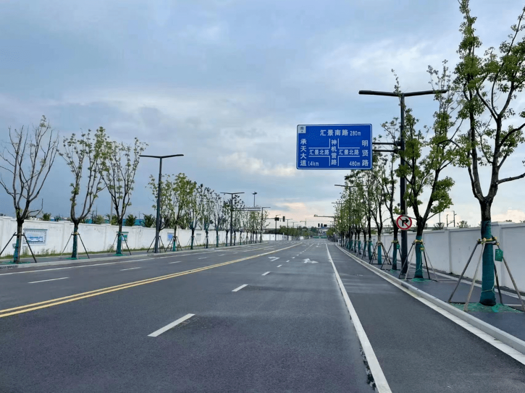 汇景西路,汇景东路,柴园北路和神机营路为南北向道路,在跨越机场河