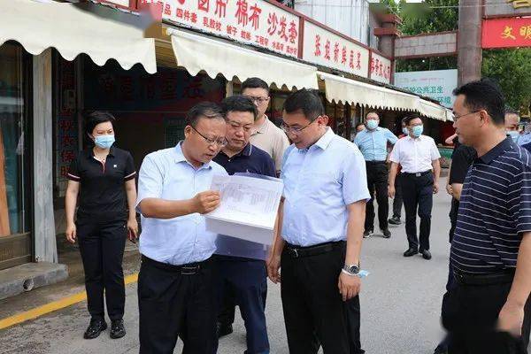 7月10日,市委副书记,市长周刚到龙泉街道调研全国文明城市创建工作.