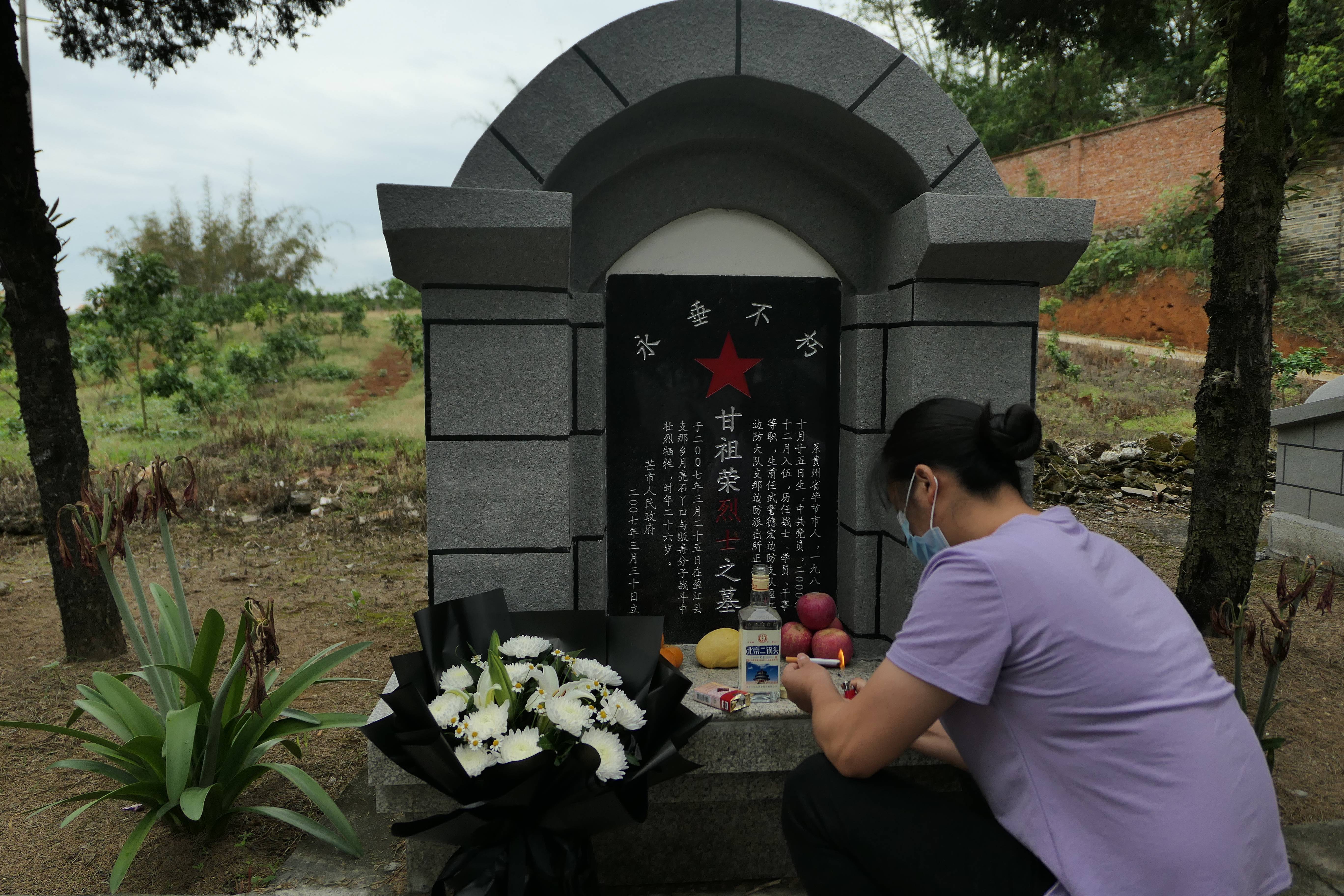 2022年5月初,甘玉琴来到芒市烈士陵园祭拜哥哥甘祖荣.