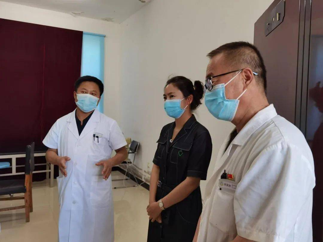 义诊结束后,姜佳颖与此次前来义诊的医生们共同参观了宝山农场医院