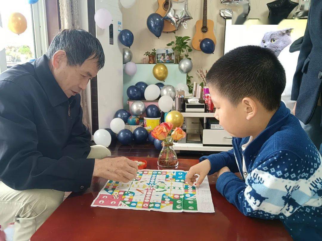 首先,我和爷爷奶奶下飞行棋.