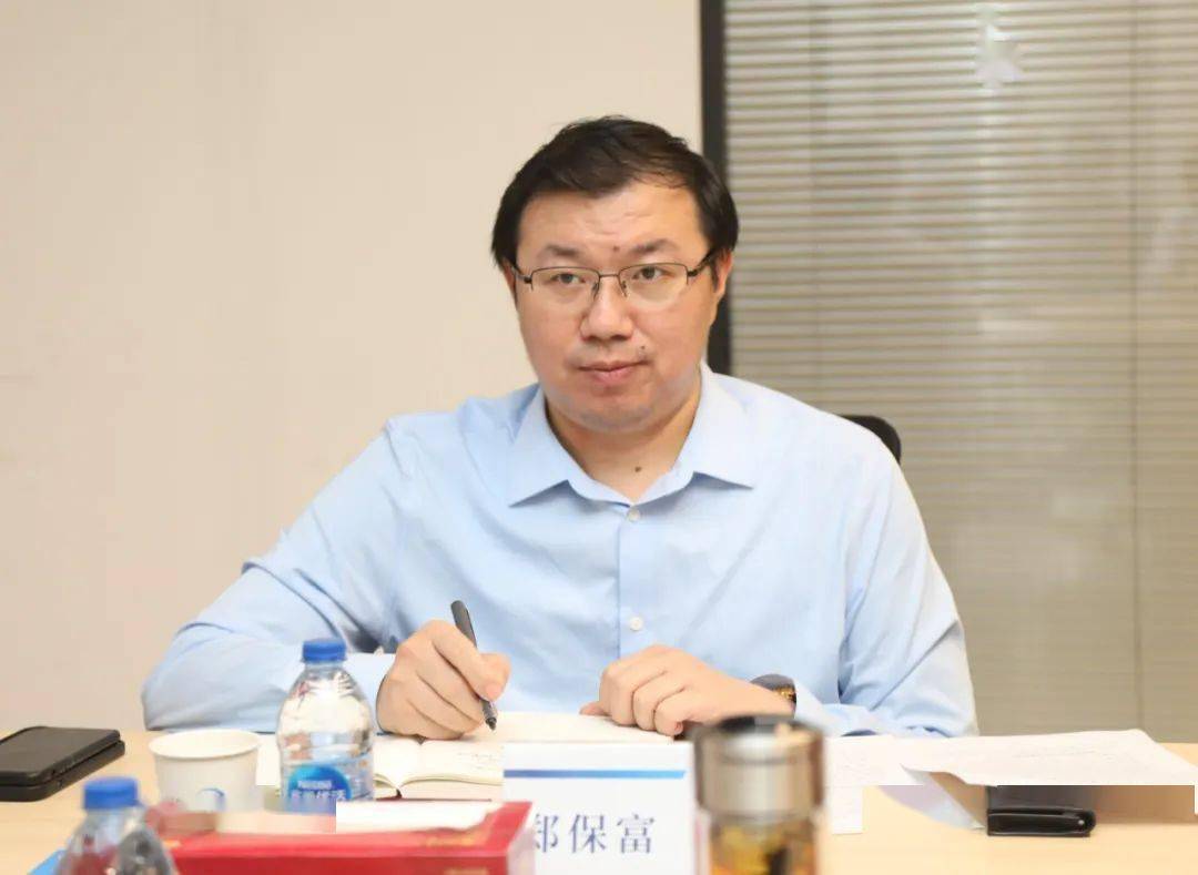 座谈会上,吕明涛首先代表邹平市委,市政府向郑保富董事长对邹平的关注