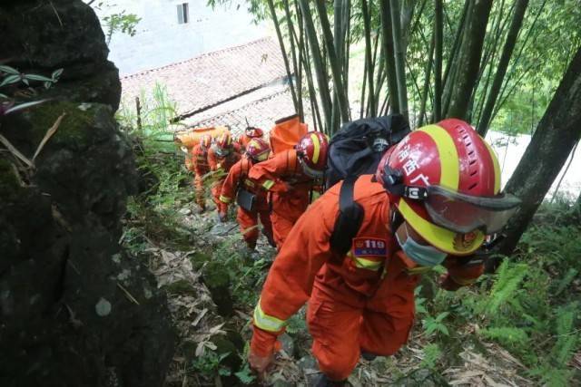 危险！3名大学生进山考察，不慎坠入天坑……