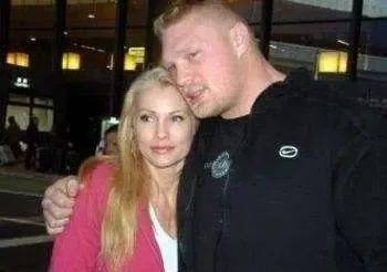 布洛克莱斯纳和妻子塞布尔一起罕见地公开露面_sable_brock_lesnar