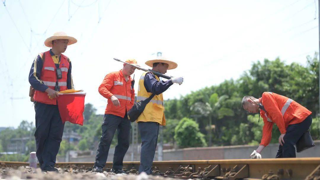 新时代·铁路榜样丨陈月忠:专啃"硬骨头"的铁路匠人_技术能手_工作