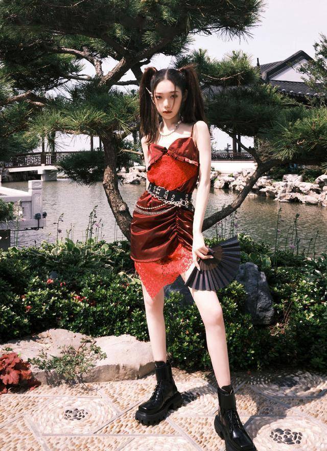 AG九游会官网登录入口硬糖少女拍国潮大片集体穿改良旗袍秀腿只有|听话 坐下去就不
