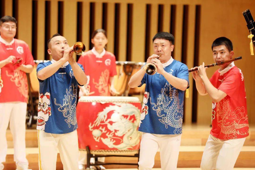 既有吹打乐《百鸟朝凤》等独具民族特色的经典曲目,也有手风琴合奏