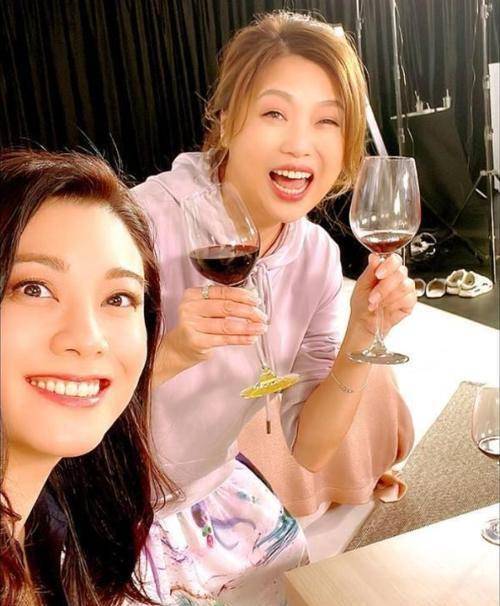 梅小惠阮兆祥江欣燕与廖碧儿兰茜开心合影 5位tvb老同事喝酒畅聊_节目