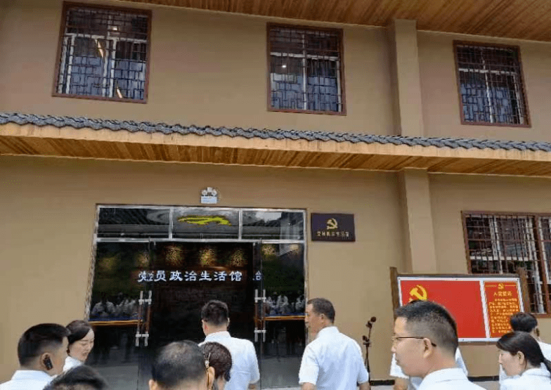 先锋党员介绍到,店子坪村实施党建引领文明乡风"八个一"入户工程,家家