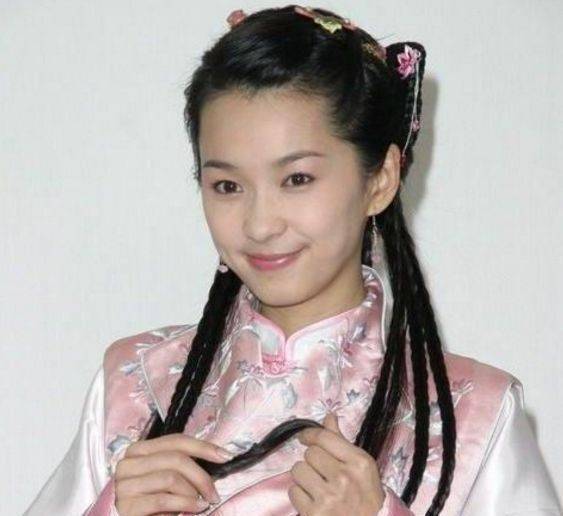 24岁拿视后，嫁小7岁老公被宠成公主，如今43岁嫩如少女