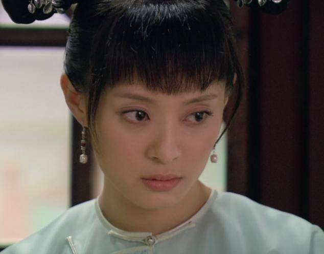 当初孙俪在看了《甄嬛传》的剧本后,特意向导演提议让自己的妹妹孙艳