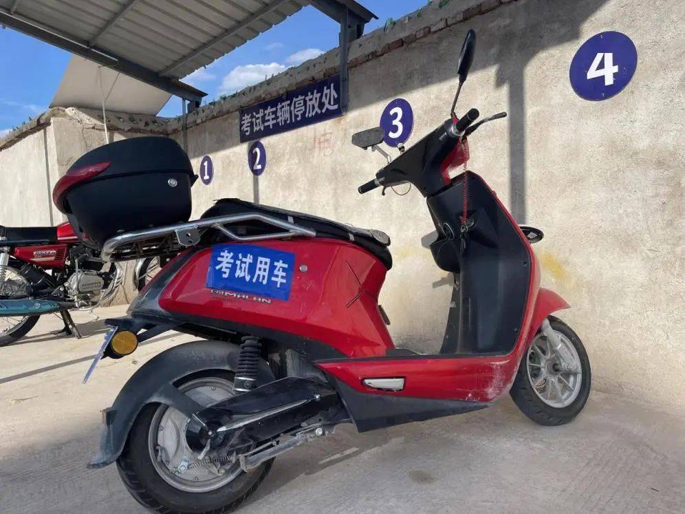 3,申请f类驾驶证:考试车辆为轻便二轮电动车2,申请e类驾驶证:考试车辆