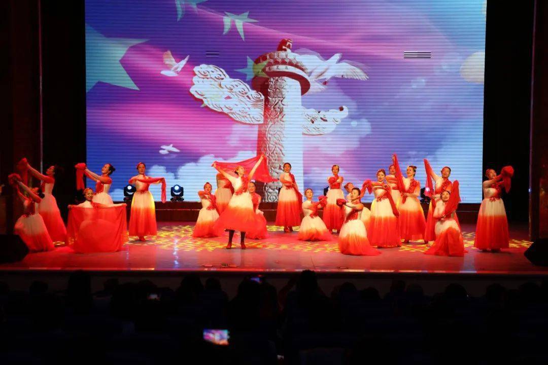 舞蹈《亲吻祖国》演出单位:巴彦扎拉嘎乡人民政府▲歌伴舞《守望