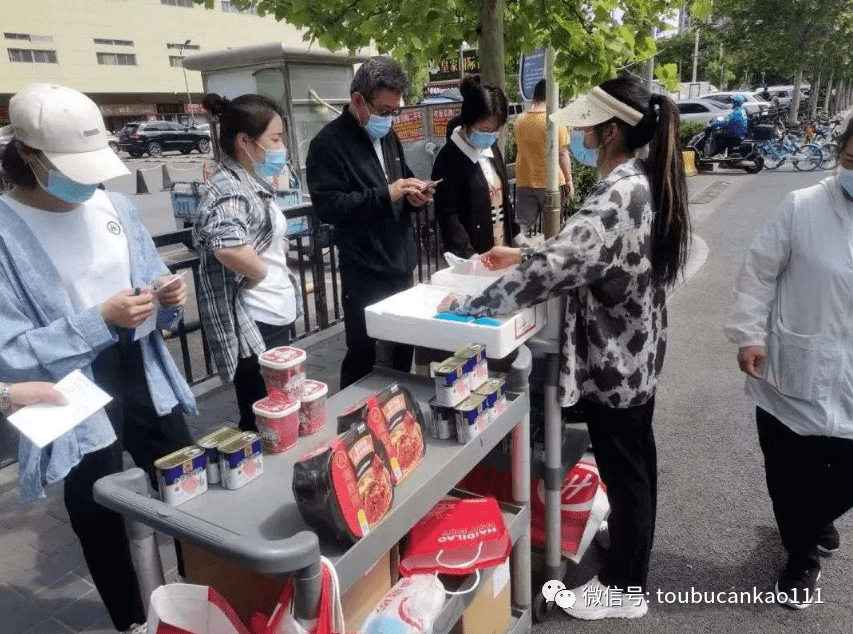 ,通过摆摊配合销售餐食和保存期长的产品,来减少库存压力,降低损耗。2. 线上自救:公域私域,多点开花