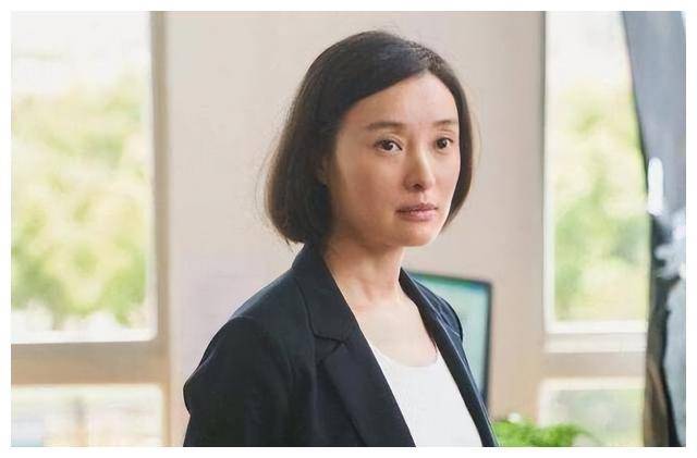 大学期间,其他同学不是忙着演戏,就是忙着跑剧组,而吴越不慌不忙,她