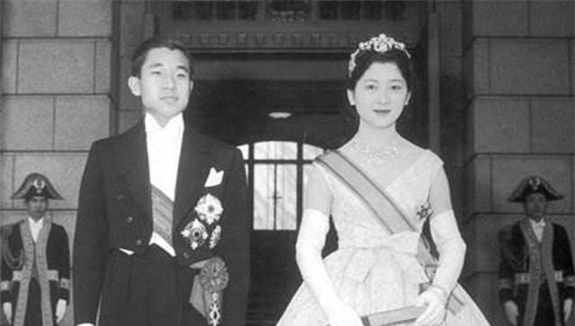 美智子皇后拒绝合葬：我和明仁天皇米乐M6 M6米乐没爱情只有子宫被需要(图1)