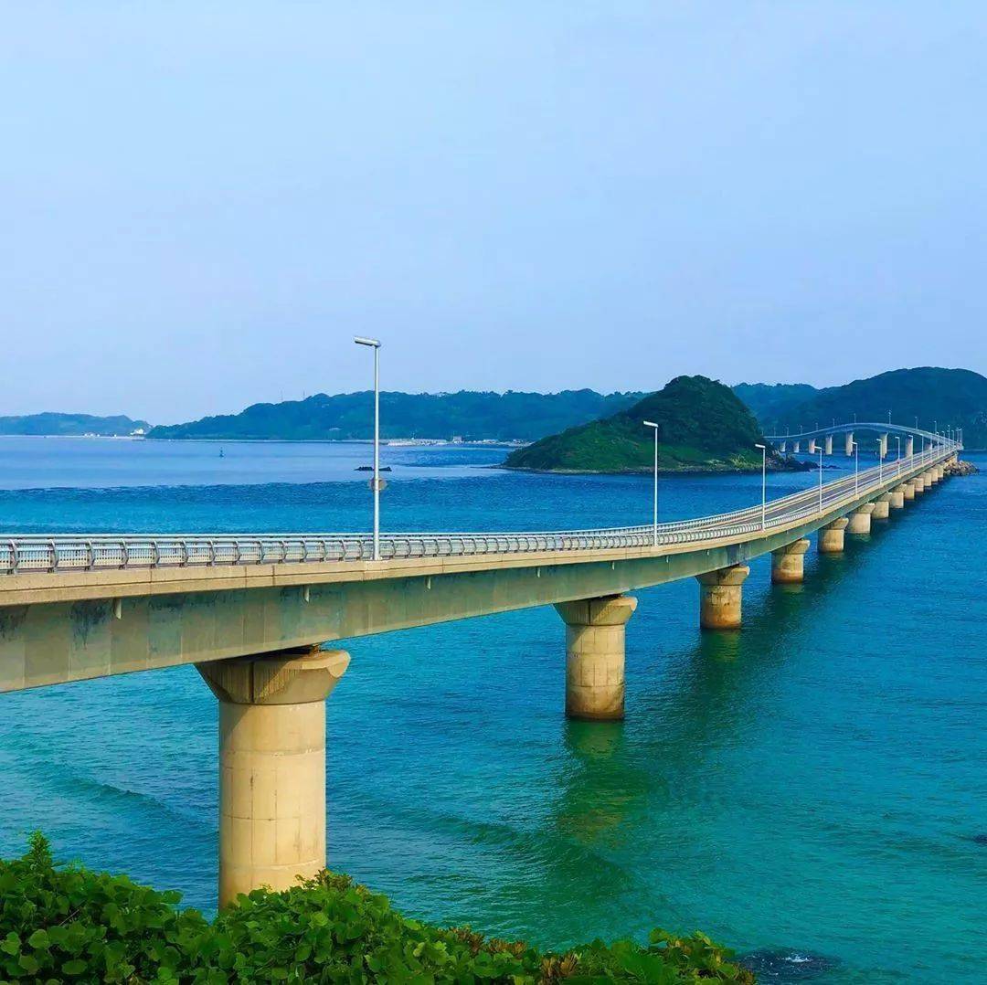 角岛灯塔向着角岛大桥前进的话,就能看见这座在日本海侧首次建立的