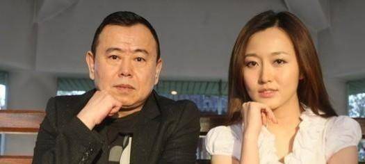 原创潘长江女儿素颜出镜反差大，再穿婚纱大秀好身材