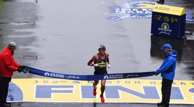 米乐M6 M6米乐跑马拉松被子弹击中头部他误以为是石头顶着“大包”跑完全程(图7)