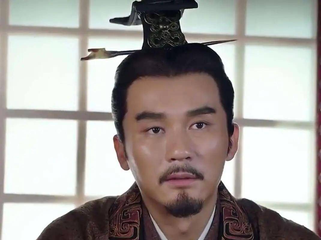 三年以后曹操病逝,曹丕接手了父亲的丞相位子,如果说以前的他作为士家