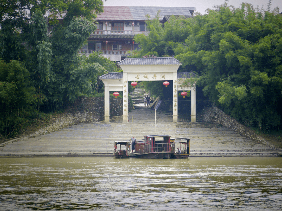 中国“漂”在水上的古城，400年没有桥不通车，游客爆满住不下