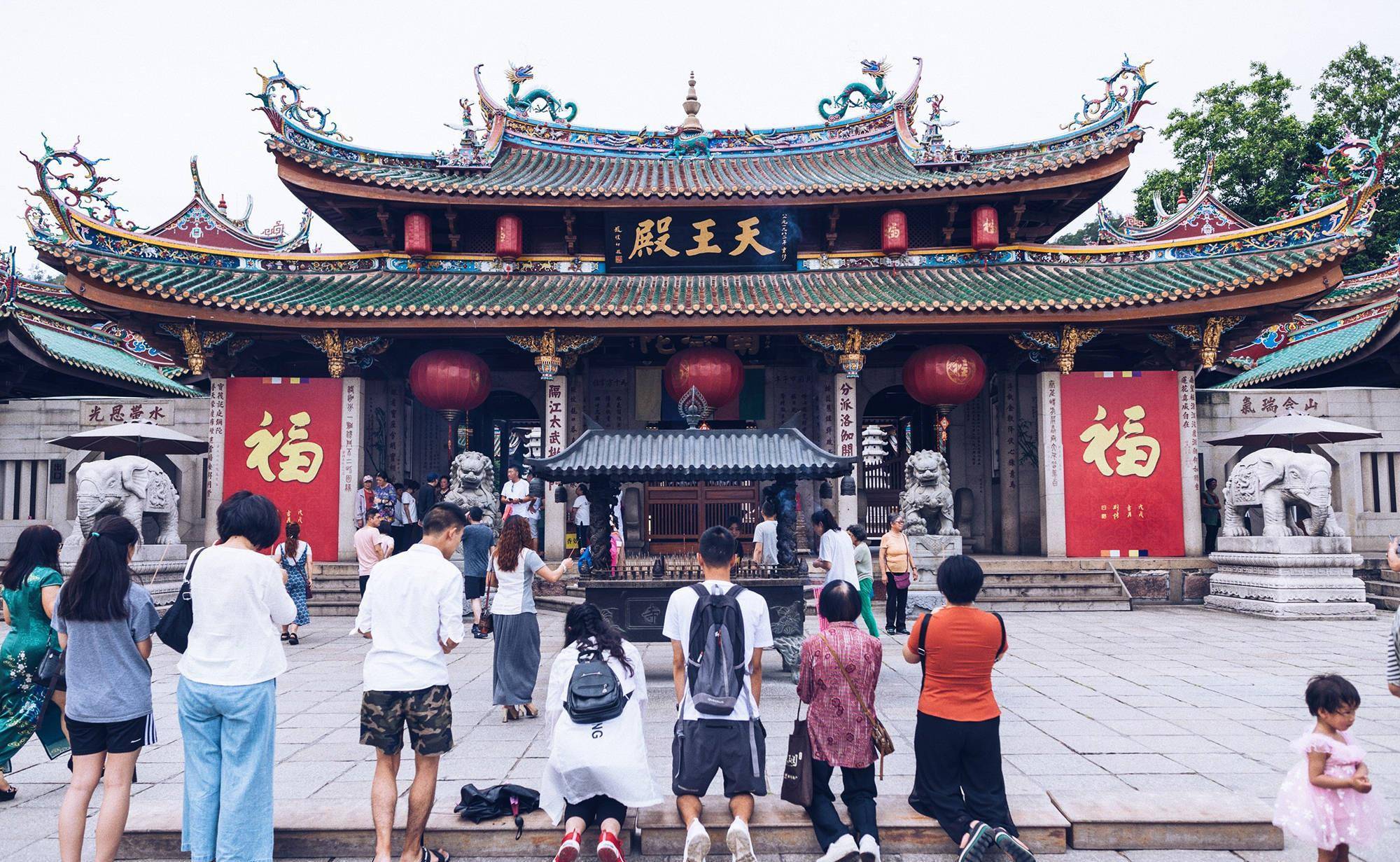 厦门南普陀寺，著名的闽南佛教胜地之一，门票免费且赠送一支香