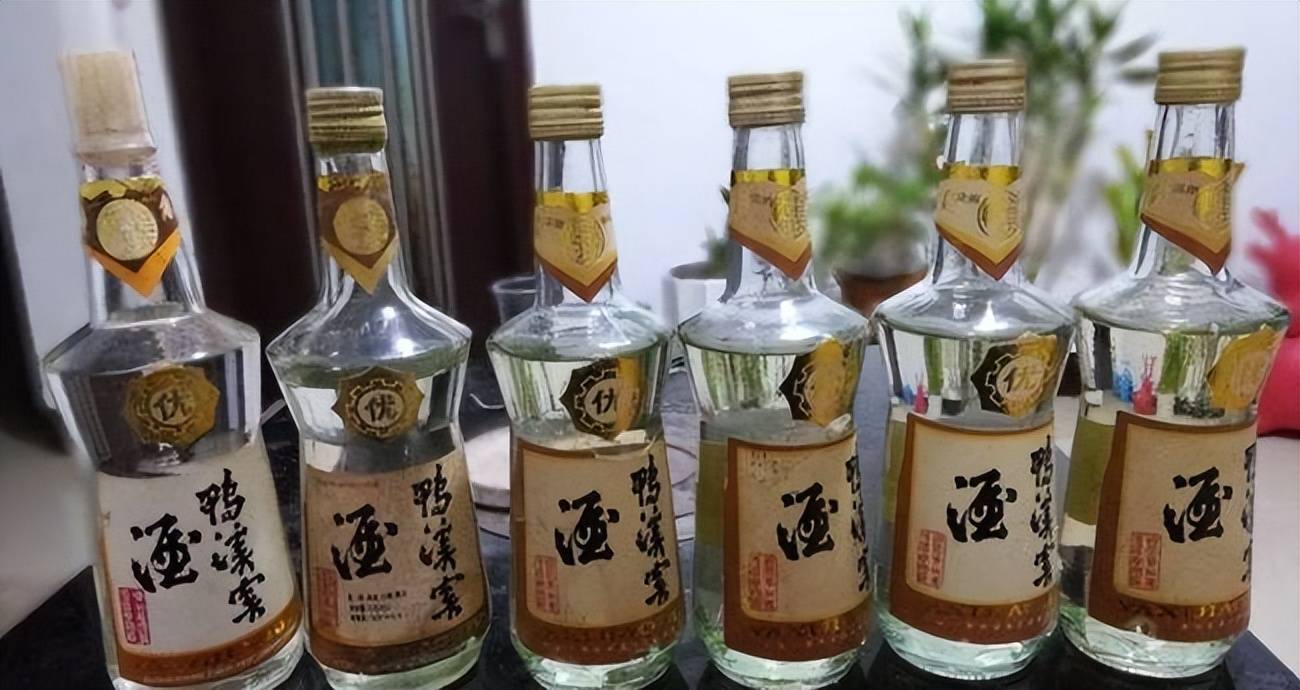 5位内蒙退休大爷，结伴去贵州旅游，没买茅台，却买了这3瓶酒