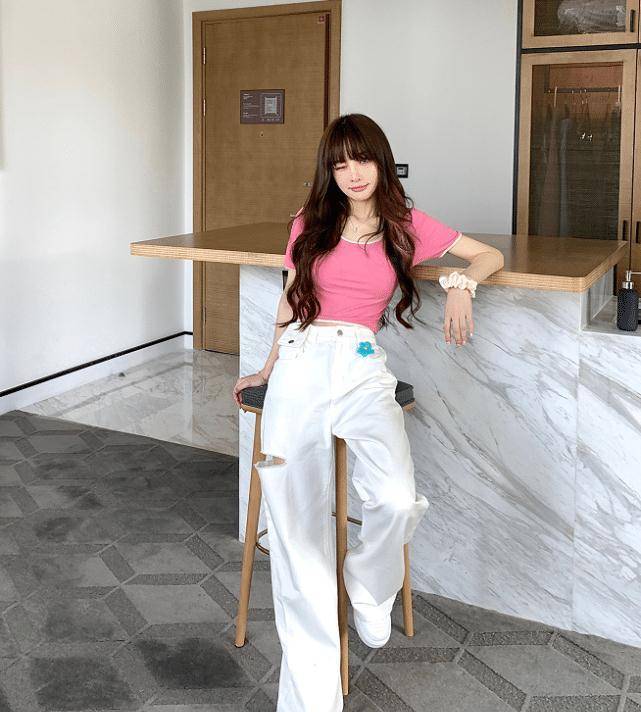 真服了单身后的李小璐！阿姨年纪还穿“瑜伽短衫”这腰细米乐M6 M6米乐到女生羡慕(图5)