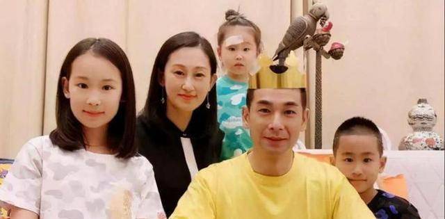 消息在网上公布后,赵文卓目前的家庭情况成为热议话题.
