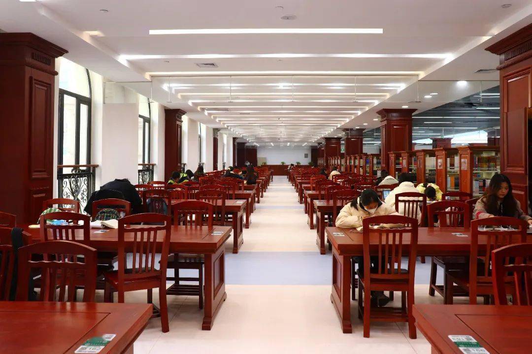 楼自习室、图书馆、教学楼等。许昌校区图书馆等都是可以自习的地方哟～