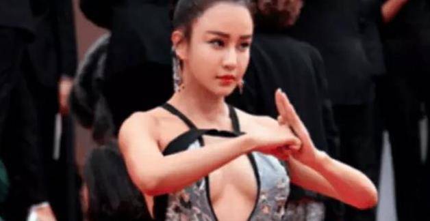 米乐M6 M6米乐她是一名普通瑜伽老师被成龙看中一炮而红如今她上一节课10万(图2)
