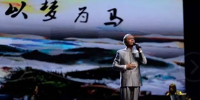 昔日主持人薛飞蹉跎半生归来仍是男神儿子已成明星比