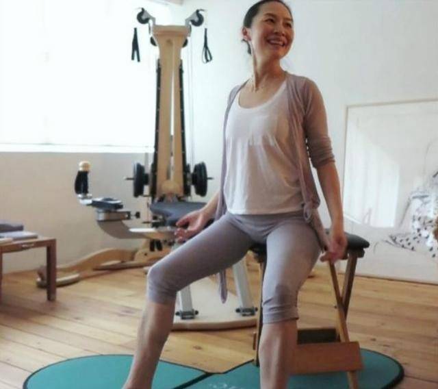 米乐M6 M6米乐天后彭羚豪宅内做瑜伽曾与王菲郑秀文齐名事业巅峰期嫁人隐退(图7)