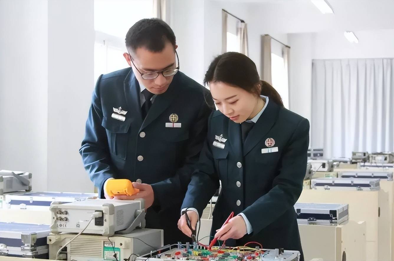 留学回国人员可以报考军队文职吗？报考条件是不是很严格？