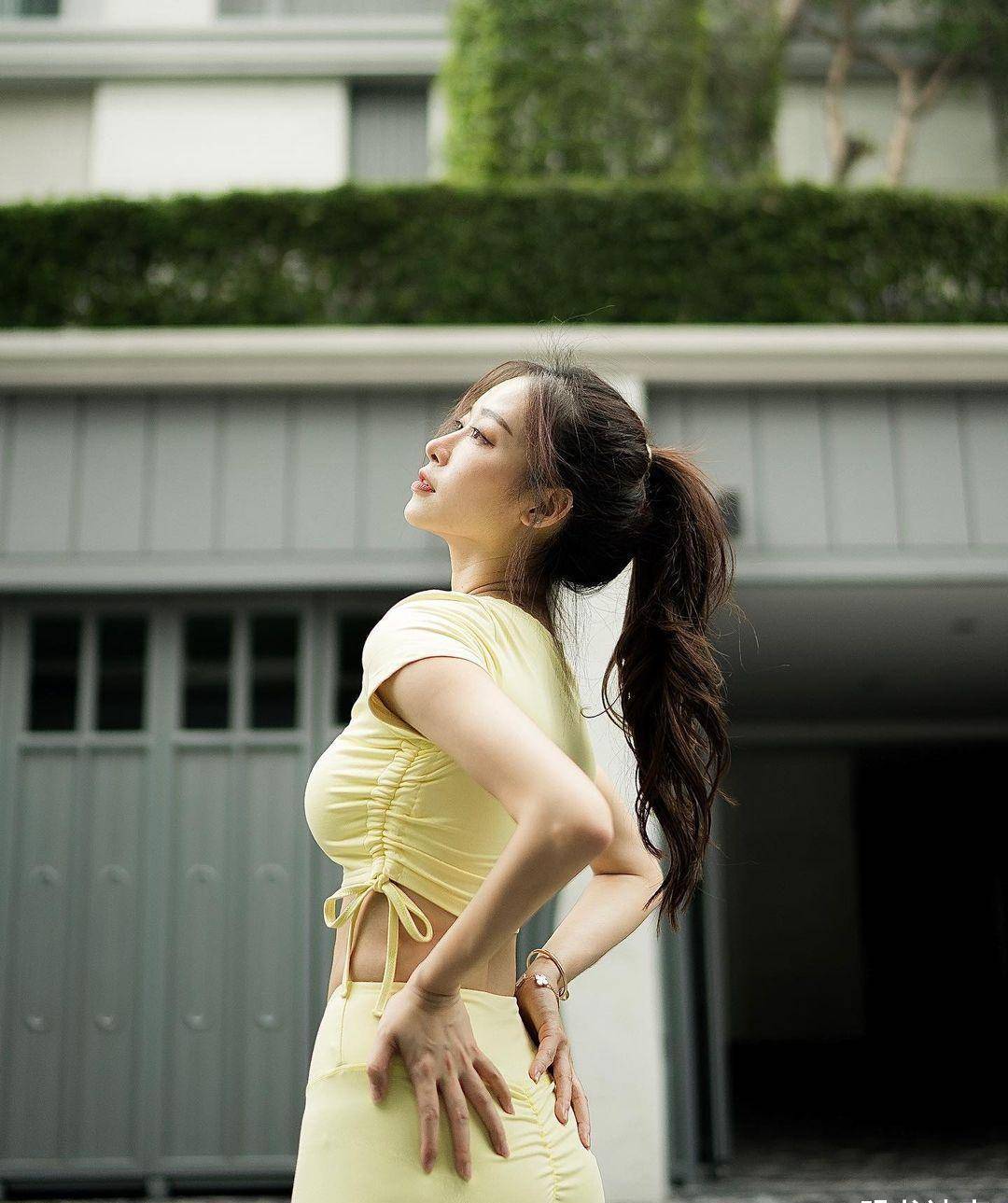 穿瑜伽服的美女不仅有着时尚的米乐M6 M6米乐身材而且可以做很多高难度动作(图2)