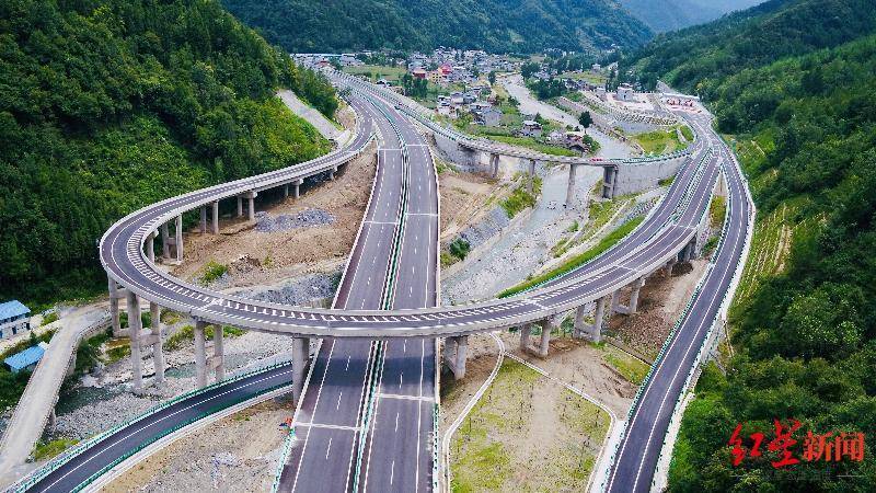 西北地区进出九寨沟最便捷的通道建成，今日12时正式通车