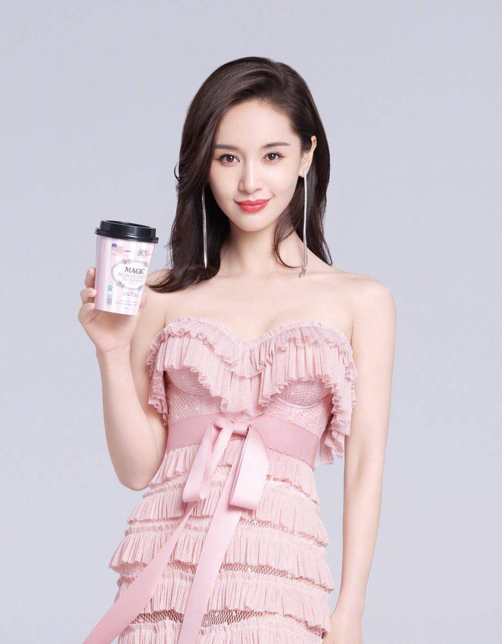 不愧长期练瑜伽的人王子文粉色米乐M6 M6米乐蛋糕裙勾勒完美身材美到逆天(图1)