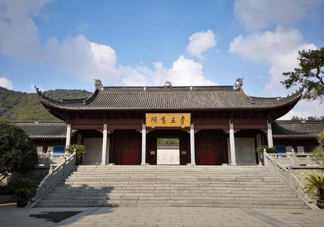 浙江有一寺庙，依山而建，现存建筑600多间，还藏一座舍利宝塔