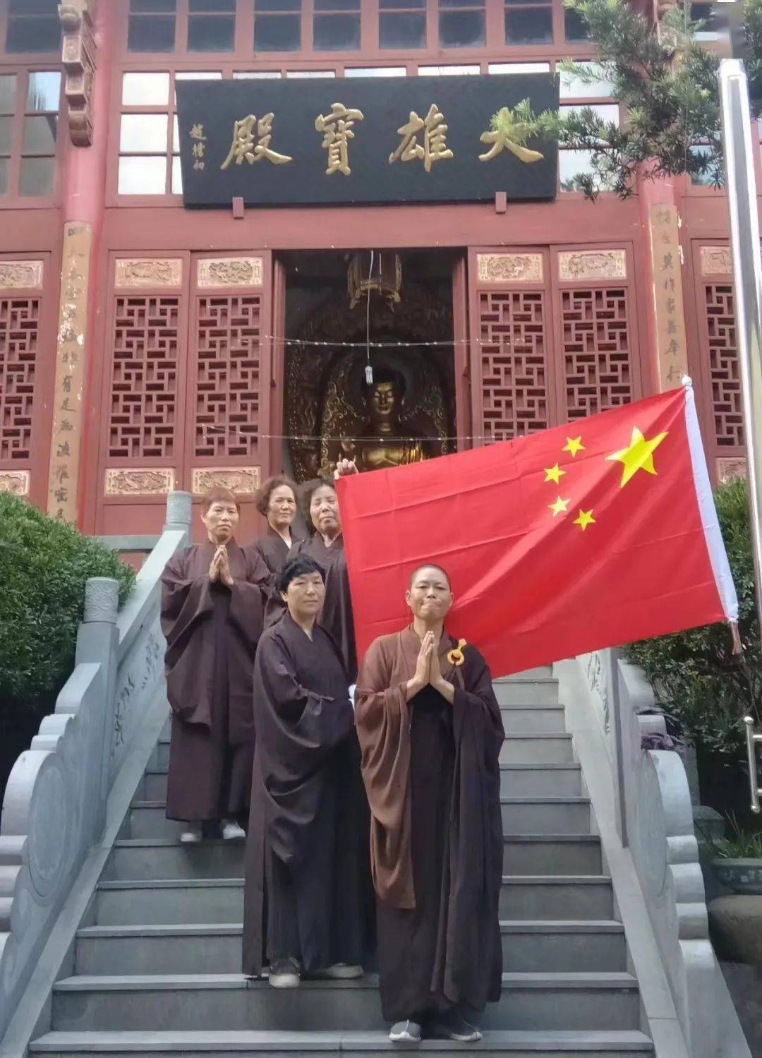 02/南都禅寺01/10月1日上午,永康市各宗教活动场所陆续举行升旗仪式