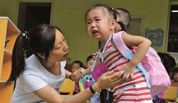 梦境之谜，解析梦见搂着幼儿园小孩哭的深层含义