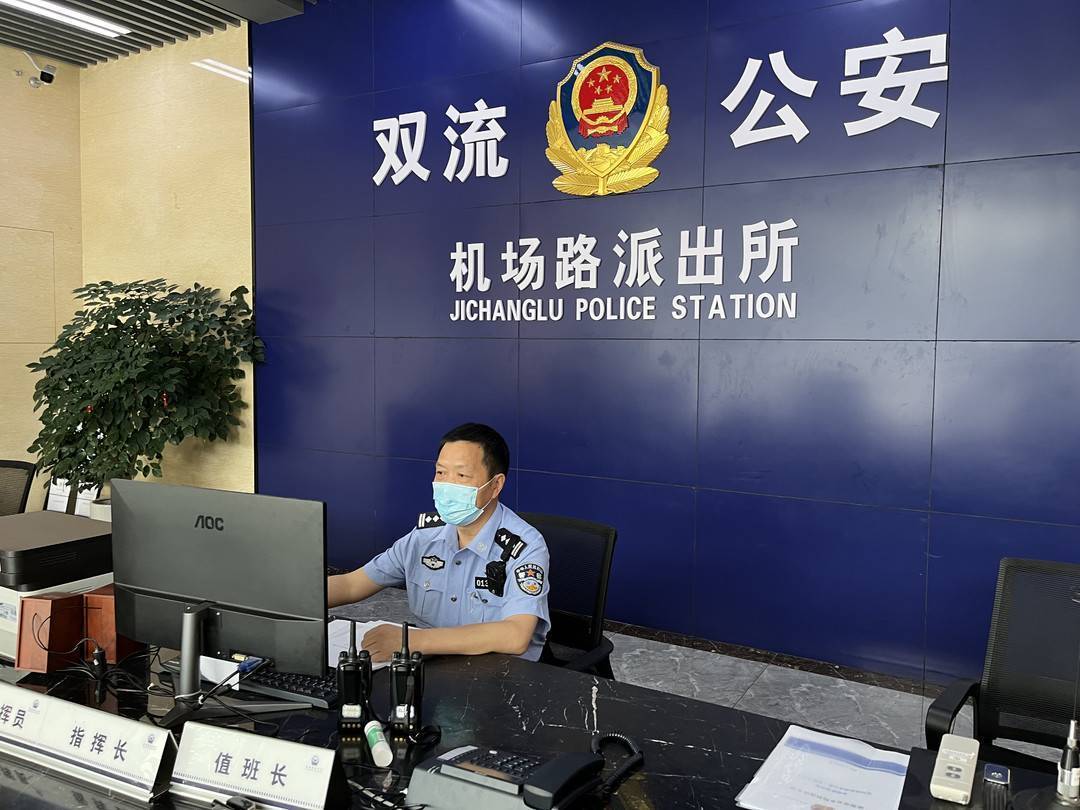 成都双流公安民警国庆在岗_工作_游客_市民