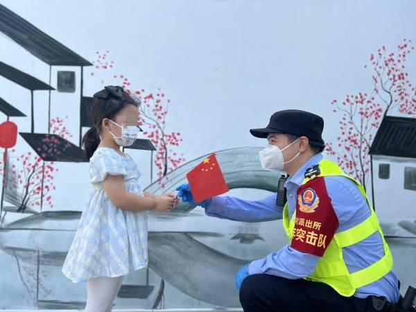 青溪老街迎来客流高峰，警方守护假期平安